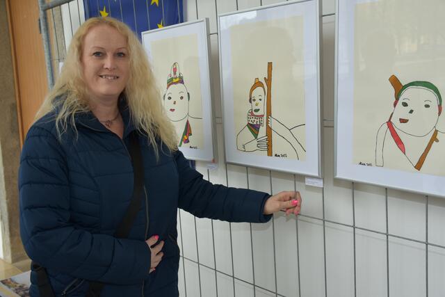 Sylvia Waidhofer zeigte sich beeindruckt von den Werken. All in One“, Kunst aus verschiedenen Blickwinkeln", hieß es am 23. und 24. April 2022 im Stift Waldhausen.  | Foto: Robert Zinterhof