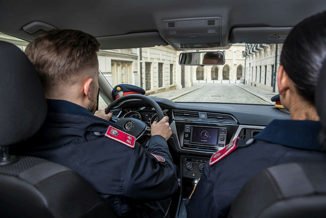 Trotz Folgetonhorn und Blaulicht des Streifenwagens setzte die Lenkerin ihre Fahrt zunächst fort.   | Foto: Symbolfoto: BMI/Gerd Pachauer