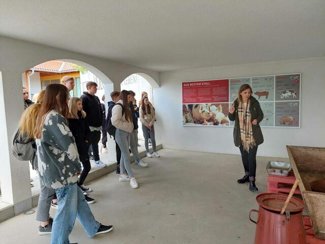 Laura Habel ist der Wirtschaftsbuddy der 1a-Klasse der HLW Feldbach. | Foto: RegionalMedien