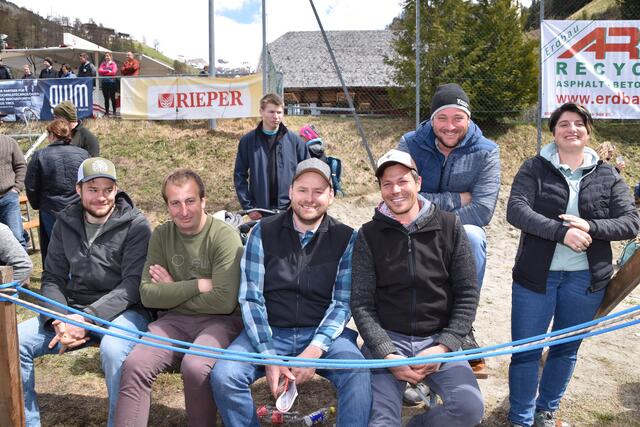 Fachkundiges Publikum: Der Obmann des Stubaier Braunvieh-Zuchtverbandes Lukas Rasinger aus Fulpmes (3.v.r.) mit Kollegen | Foto: Kainz