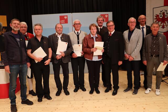 Stadtgemeinde Landeck: Bgm. Herbert Mayer (3.v.re.) mit den Geehrten Alois Beer, Wolfgang Egg, Anton Höpfl, Leonhard Köck, Dr. Martin Kössler, Reinhard Mayr und Rosmarie Triendl. Im Bild mit BH Markus Maaß, LH Günther Platter und LR Toni Mattle. | Foto: Siegele