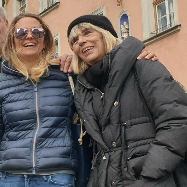 Julia mit ihrer Mutter Brigitte Mumelter.