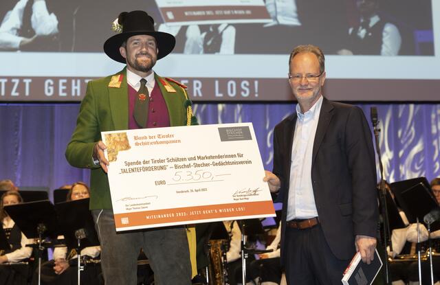 Peter Jungmann (Obmann des Bischof-Stecher-Gedächtnisvereins) freute sich über den Symbolscheck aus den Händen von Lds.Kdt. Mj. Thomas Saurer | Foto: BTSK / Die Fotografen – Charly Lair