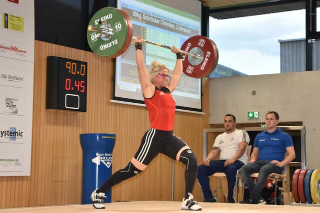 Christiane Schröcker mit 90 kg im Stoßen

Foto: Conny Högg