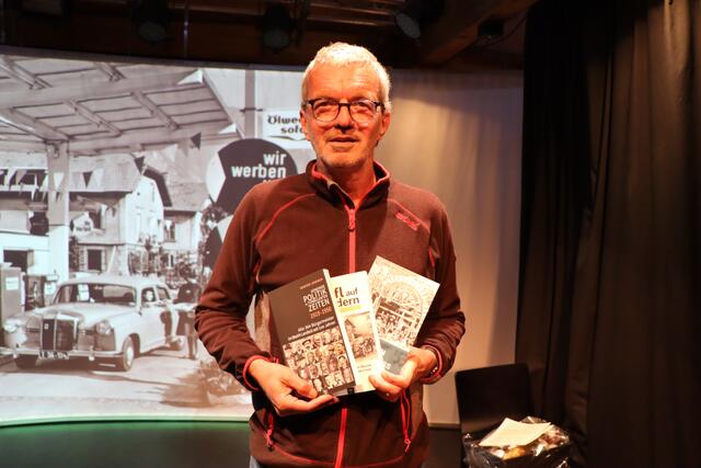 Der Landecker Historiker Manfred Jenewein mit seinen drei Büchern. | Foto: Othmar Kolp
