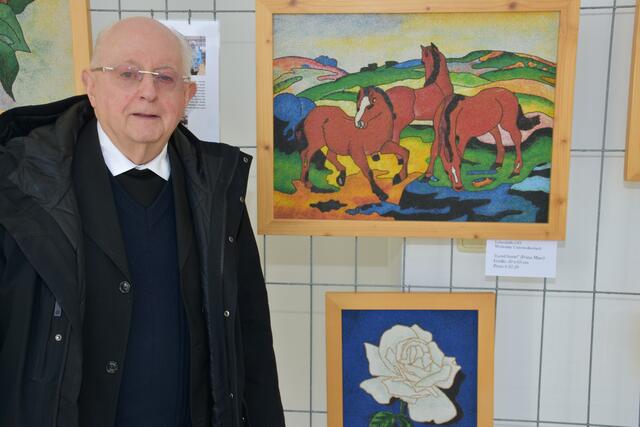 Pfarrer Karl Wögerer zelebrierte den Festgottesdienst und besuchte natürlich auch die Ausstellung. All in One“, Kunst aus verschiedenen Blickwinkeln", hieß es am 23. und 24. April 2022 im Stift Waldhausen.  | Foto: Robert Zinterhof