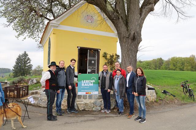 Der Vereinsvorstand vor der Friedl-Kapelle. | Foto: WOCHE