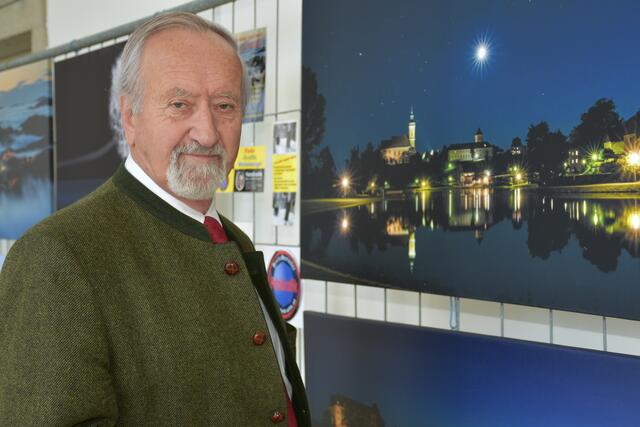 Altbürgermeister Franz Schaumüller bei einem Waldhausen-Bild von runo Haneder.  All in One“, Kunst aus verschiedenen Blickwinkeln", hieß es am 23. und 24. April 2022 im Stift Waldhausen.  | Foto: Robert Zinterhof