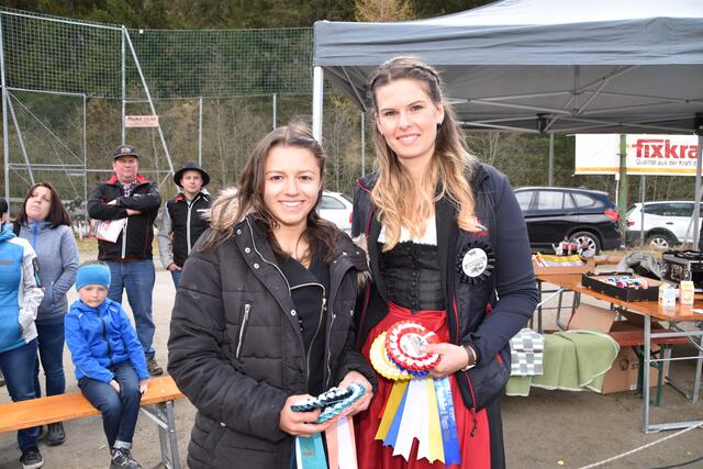 Fleißig im Einsatz waren auch Heidi Gratl aus Schmirn und Martina Kirchmair aus Pfons | Foto: Kainz