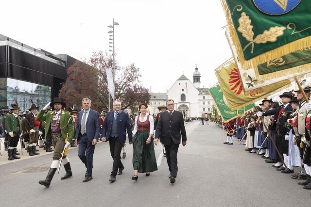Frontabschreitung: Günther Platter, Sonja Ledl-Rossmann, Johannes Tratter und  Georg Willi  | Foto: BTSK / Die Fotografen – Charly Lair