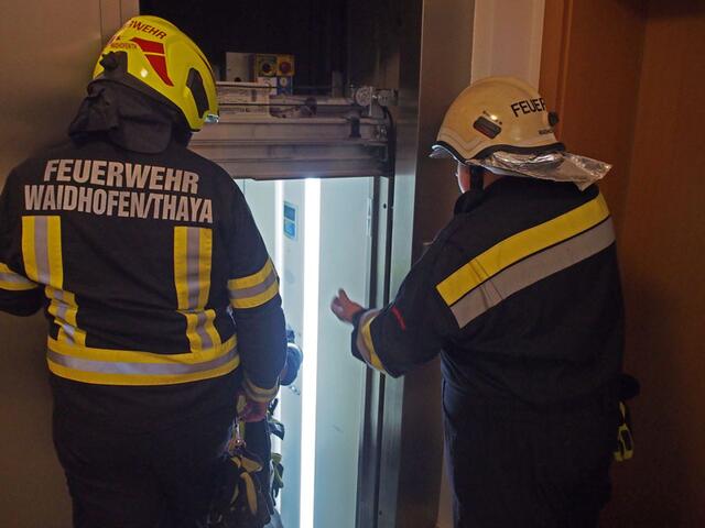 Die Feuerwehr befreite den Fahrgast mit seinem hUnd aus der Kabine. | Foto: FF Waidhofen/Thaya