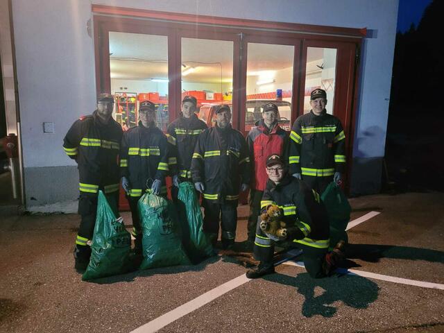 Die Kameraden der Feuerwache Reiterndorf füllten einige Säcke mit achtlos weggeworfenem Müll. | Foto: ff-badischl.at