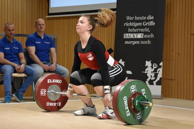 Lena Raidel beim Versuch 97 kg im Stoßen

Foto: Conny Högg