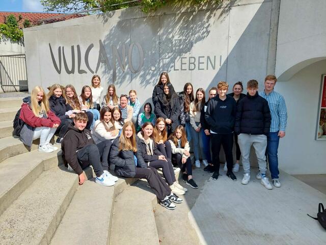 Die Schüler:innen der 1a-Klasse der HLW Feldbach besuchten die Vulcano-Schinkenmanufaktur in Auersbach. | Foto: RegionalMedien