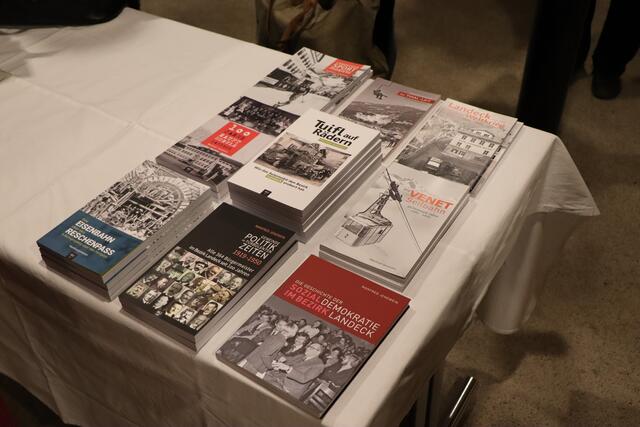 Bisher erschienen neun Bücher aus der Feder von Manfred Jenewein. | Foto: Othmar Kolp