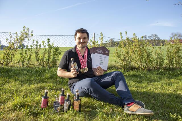 Dominik Mühlberger hat seine Leidenschaft zum Beruf gemacht und produziert seit rund zwei Jahren verschiedene Liköre. | Foto: Mühlberger
