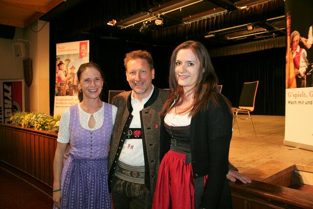 Sonja und Peter Margreiter freuen sich als Organisatoren über die gute Zusammenarbeit mit dem Blasmusikverband, vertreten durch Bezirksobfrau Madeleine Kindl.  | Foto: Mair