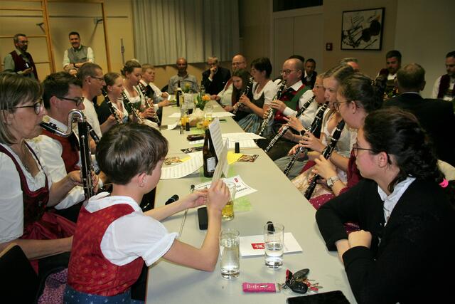 Im Laufe des Volksmusikabends wurde auch von den Seminarteilnehmern fleißig aufgespielt. | Foto: Mair