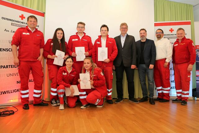 Beförderung zum RK-Haupthelfer (nach 5 Jahren RK-Dienst): Ines Eichmaier, Carina Schöfl, Felix Faltinger, Nadine Stransky und Christoph Lehner (v.l.) | Foto: Eckhart Herbe