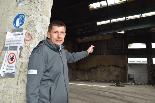 Prokurist Christian Sailer vor der durch den Brand beschädigten Halle der Entsorgerfirma Freundenthaler in Inzing.
