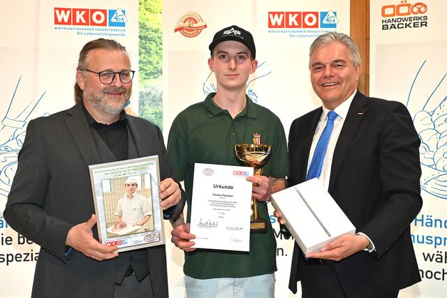 V.l.: Siegfried Doppler (Bildungsdirektion OÖ), Florian Pilshofer (Sieger), WKOÖ-Vizepräsident Landesinnungsmeister-Stv. Leo Jindrak
