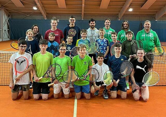Jürgen Melzer gemeinsam mit den Trainer:innen und Spieler:innen | Foto: STTV