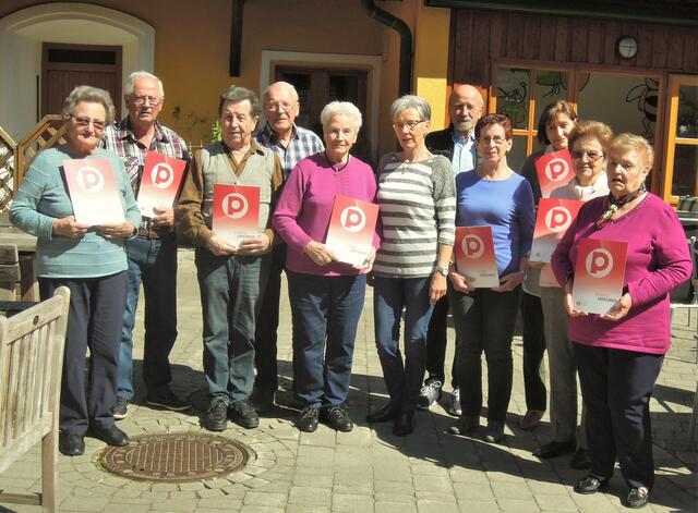Die Vereinsverantwortlichen von Rohrbach mit einen Teil der Geehrten Pensionisten