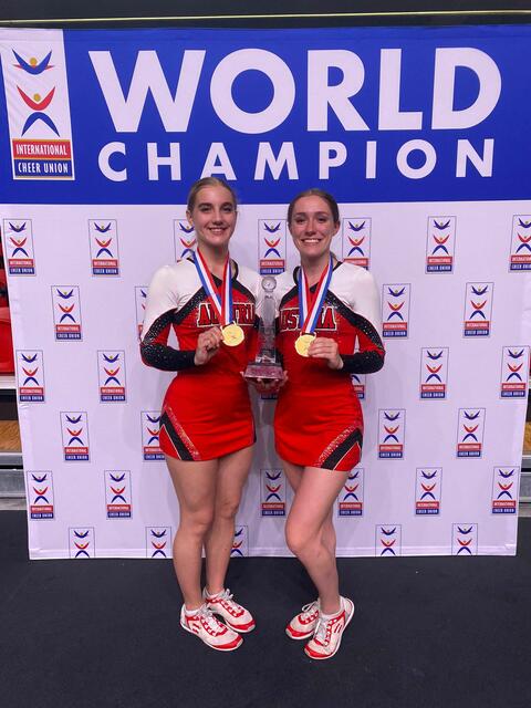 Die Tirolerinnen Laura Pegutter und Emily Kern sicherten sich mit dem Team Austria die Goldmedaille im Cheerleading. | Foto: Tom Lorenz