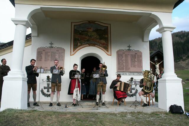 Die Fulpmer Tanzlpartie trotzte dem Föhnsturm auf dem Kalvarienberg.  | Foto: Mair