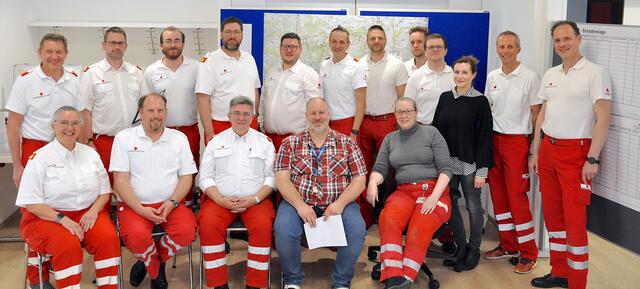 Die Mitarbeiter des Rot Kreuz Stabes Krems konnten bei einer Ausbildung und Übung ihre Kenntnisse vertiefen. Im Bild v.l.n.r., 1. Reihe sitzend: S 5 Eveline Gruber-Jansen, S 6 Richard Bandion, Übungsbeobachter Manfred Ehrgott, S 3 Armin Helmut Schwanzer, S 2 Jutta Seilnberger, 2. Reihe stehend: S 1 Manfred Türk, Übungsbeobachter Peter Völkl, S 4 Peter Hagmann, Bezirksrettungskommandant Bernhard Wenninger, Chef des Stabes Christopher Merkl, Bezirksstellenkommandant Krems Josef Brunner, Bezirksstellenkommandant Gerhard Schurischuster, S 4 Stv. Thomas Gotthard, Übungsleiter Bezirksstellenleiter-Stv. Michael Wölfl, S 7 Stv. Ruth Roßkopf, S 7 Dr. Hannes Winkler, Übungsbeobachter Dr. Herwig Jamek. | Foto: RKNOE/Nico Baumgartner