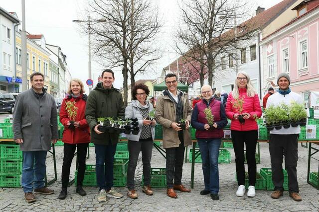 Bürgermeister Jürgen Rummel (dritter von links) freut sich darüber, dass der Markt trotz des Wetters gut ankam. | Foto: Gemeinde Neulengbach