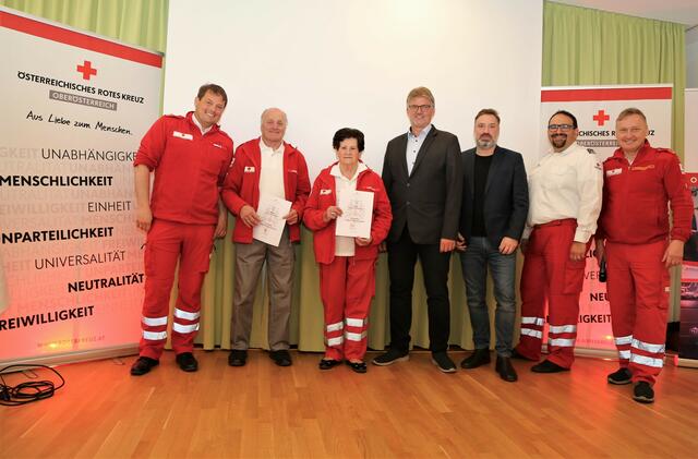 Zwei Felsen in der Brandung: Alois Taferner und Frieda Ahorner sind seit 15 Jahren bei Essen auf Rädern und im Journaldienst unverzichtbare Kollegen. Sie wurden mit dem Silbernen Dienstjahresabzeichen geehrt. | Foto: Eckhart Herbe