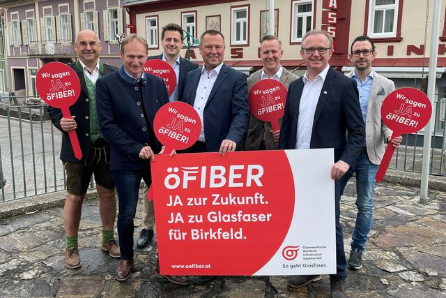 Vize-Bgm. Karl Schneeflock, Bgm. Oliver Felber, GR Achim Königshofer, Hartwig Tauber (öGIG), 2. Vize-Bgm. Patrick Derler, GK Robert Reitbauer und GR Manuel Pfeifer (v.l.) bei der Präsentation in Birkfeld | Foto: Imre/öGIG
