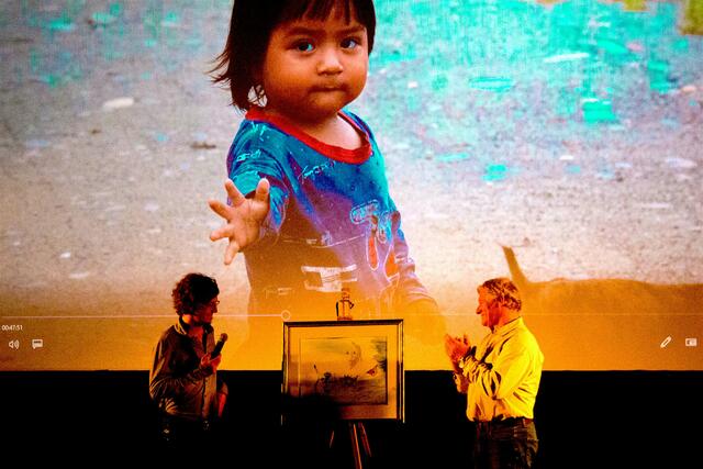Ernst Nussbaumer (rechts) präsentierte im KIno Gröbming einen Benefiz-Vortrag zu Gunsten notleidender Kinder in Peru. Der Künstler Walter Thorwartl (nicht am Bild) spendete außerdem ein von ihm gemaltes Bild. | Foto: Facebook/Nussbaumer