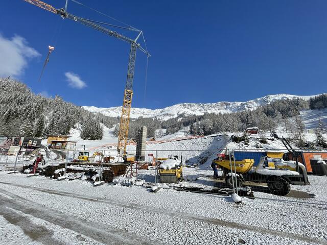 Gleich oberhalb des Parkplatzes wird eifrig am neuen Gästezentrum gebaut. Mitte November soll es fertig sein. | Foto: Hofbauer