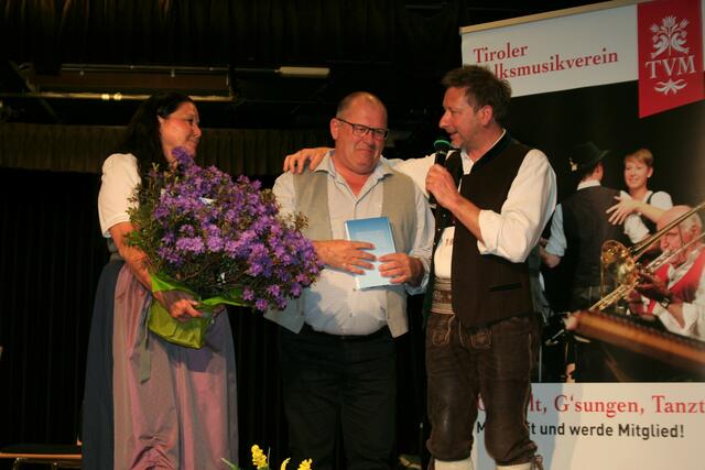 Obmann Peter Margreiter bedankte sich bei seinen treuen Helfern Gabi und Franz Obex | Foto: Mair