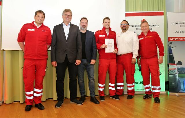 Für mehrjährige erfolgreiche Arbeit nach der grundlegenden Führungsausbildung wurde Matthias Mühlberger zum RK-Oberzugsführer befördert | Foto: Eckhart Herbe