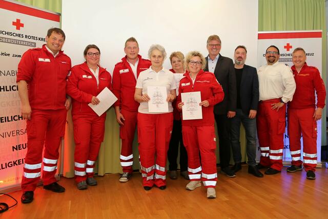 Für humanitären Einsatz über 20 Jahre wurden Melanie Mondl, Thomas Leonhardsberger, Gerlinde Kiehas sowie Paula und ihre Tochter Karin Prandstätter(v.l.) mit dem Goldenen Dienstjahresabzeichen ausgezeichnet. | Foto: Eckhart Herbe