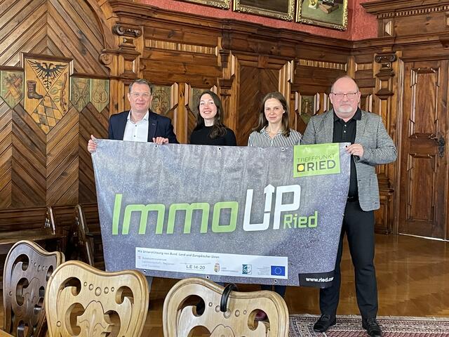 Bürgermeister Bernhard Zwielehner, Leader-Managerin Rita Atzwanger, Stadtmarketing-Projektleiterin Olga Fedik, Stadtmarketing-Geschäftsführer Roland Murauer. | Foto: Stockhammer
