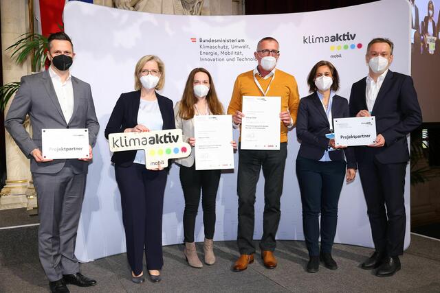 Michael Nendwich (WKO), BM Leonore Gewessler (BMK), Manuela Wieninger, GF Günther Macht, Tatjana Baborek und Markus Raml (beide WIFI)
 | Foto: klimaaktiv/APA-Fotoservice/Schedl
