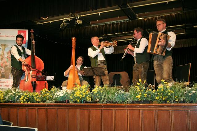 Die legendären Tiroler Tanzmusikanten und der Leitung von Stefan Neussl sorgten für Stimmung. | Foto: Mair