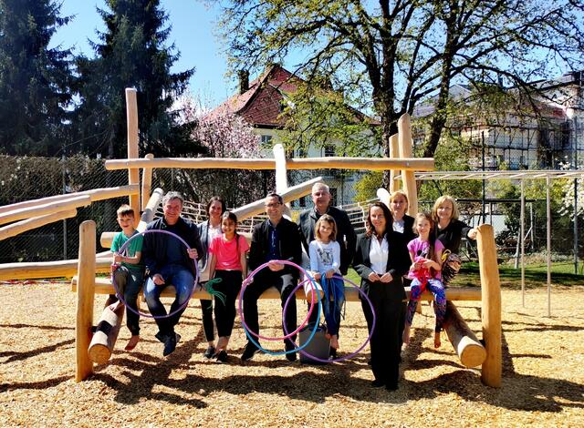 Hannes Wolf, Tatjana Kampus, SR Franz Petritz, Martin Dumpelnik, Isabella Penz und Birgit Trattler mit den Schüler der VS Kreuzbergl.  | Foto: StadtKommunikation/Glinik