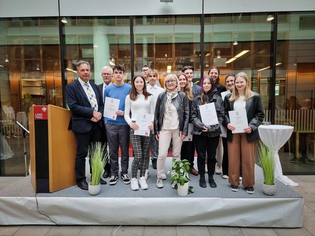 Die zehn Landessiegerinnen und -sieger mit Landesrätin Palfrader (Bild-Mitte), Bildungsdirektor Dr. Paul Gappmaier (ganz links) und Pädagogischem Leiter Dr. Werner Mayr (2. von links). | Foto: Bildungsdirektion für Tirol