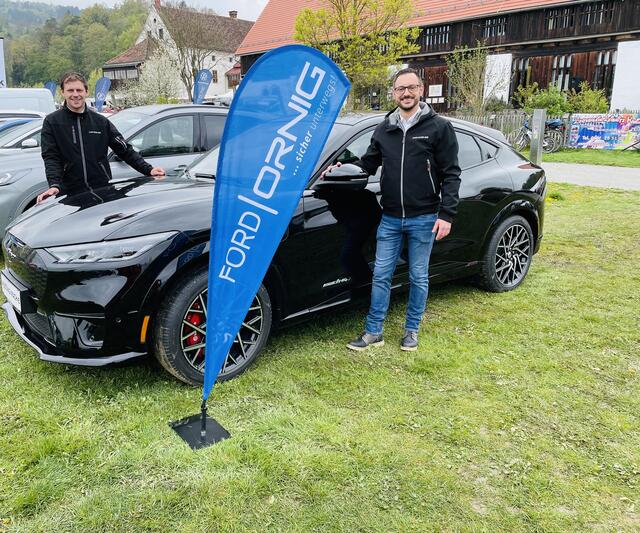 Das Team von Ford Ornig mit dem Mustang MachE