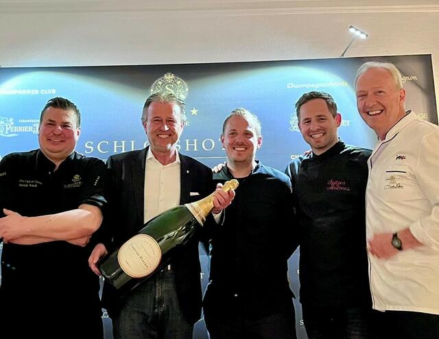 Kredenzten in den jeweiligen Haubenlokalen Hochgenuss auf dem Teller und im Glas: Patrick Raaß (Schlossherrnstube), Thomas Schreiner (Laurent Perrier), Gunther Döberl (Stiar), Andreas Spitzer (Fliana Gourmet) und Martin Sieberer (Paznaunerstube) (v.li.). | Foto: Martin Sieberer