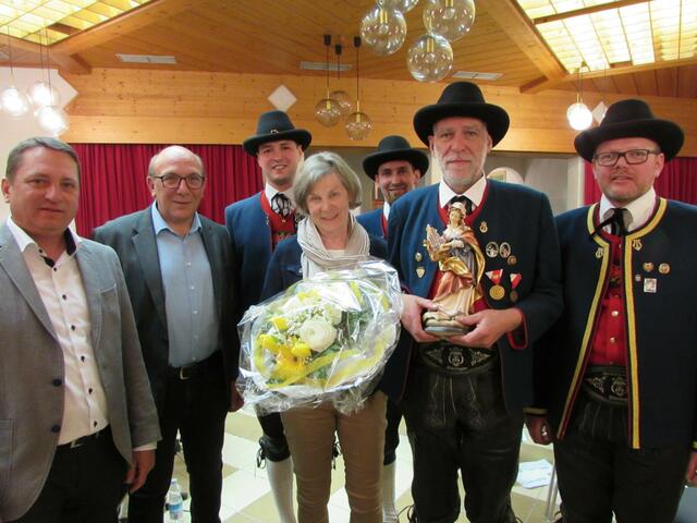 Taktstockübergabe: Josef Schwenninger übergibt nach 9 Jahren Kapellmeistertätigkeit seine Funktion an Michael Zangerl. Im Bild mit Gernot Neuhauser, Harald Sieß, Matthäus Maaß, Mario Spiß und Elisabeth Schwenninger. 
