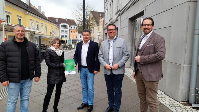 Vizebürgermeister Dominic Hörlezeder, Gemeinderätin und Ausschussvorsitzende Sarah Huber, AMS-Geschäftsstellenleiter Harald Vetter, Bürgermeister Christian Haberhauer, Vizebürgermeister Markus Brandstetter | Foto: Stadtgemeinde Amstetten