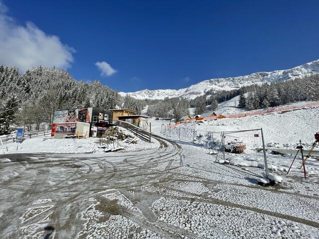 Die Bauarbeiten für den Sommerbetrieb beschränken sich nur auf den unteren Bereich der Alm. Das Panorama bleibt unberührt. | Foto: Hofbauer