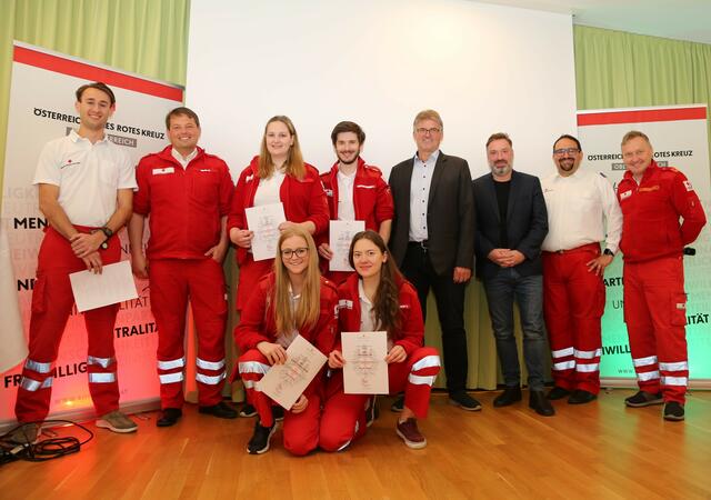 Beförderung zum RK Helfer (nach einem erfolgreich absolvierten Jahr als Probehelfer): Philipp Aschauer, Lena Hoser, Christine Maria Lehner, Thomas Wittibschlager und Anna Stadler (v.l.). | Foto: Eckhart Herbe
