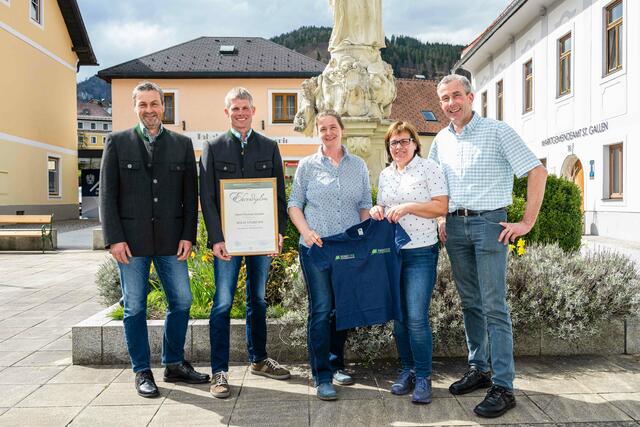 Von links nach rechts:
Obmann AFVZG St. Gallen Hannes Cornides, Landwirt/innen Ehrendiplom für Thomas Gruber, Sigrid Härtl, Brigitte Stangl und Obmann Rinderzucht Steiermark - Matthias Bischof | Foto: AFVZG St. Gallen 